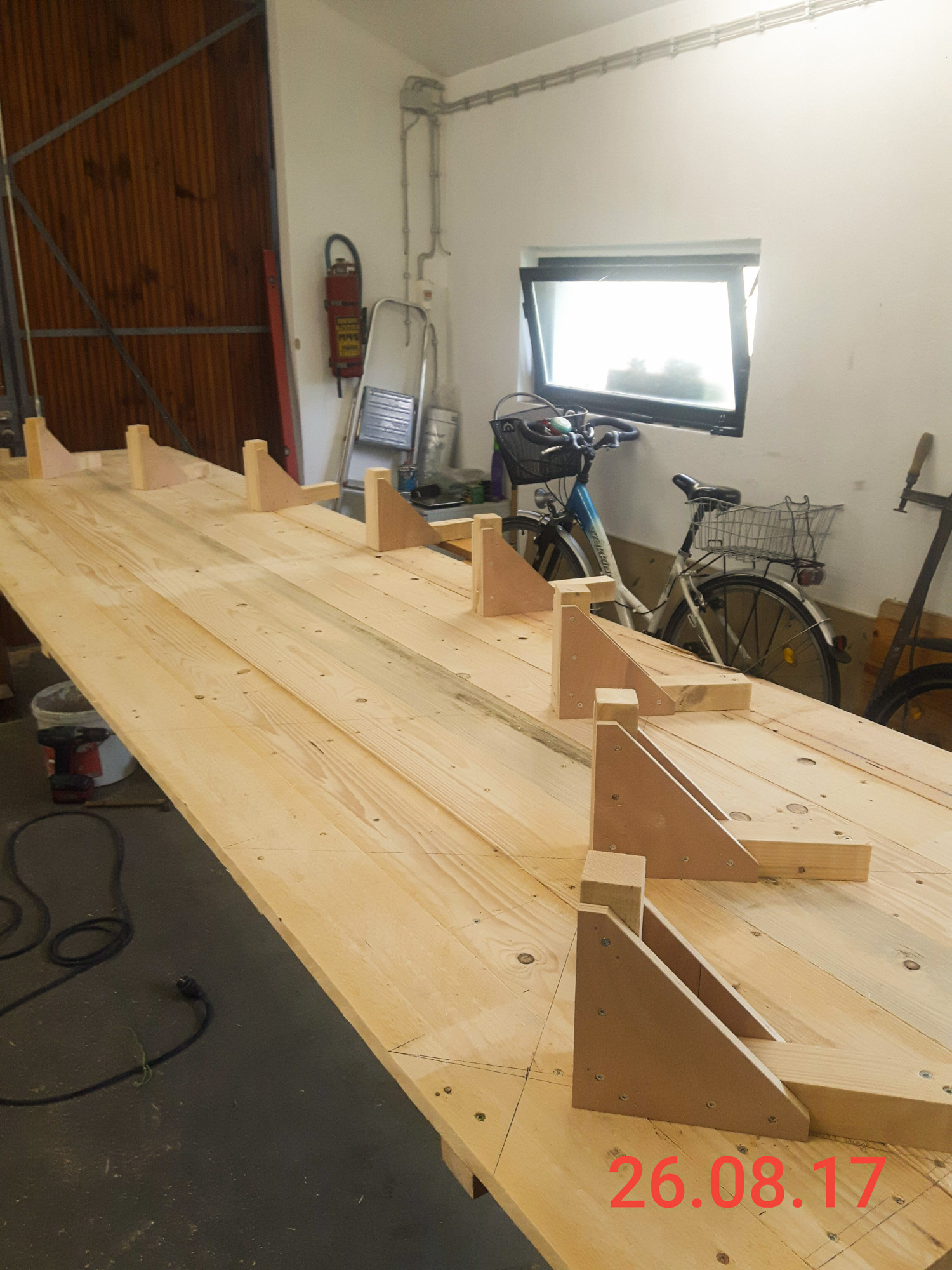 Arbeitstisch bei Zimmerei Cosinus Alpha, mit dem große Bögen verleimt werden können